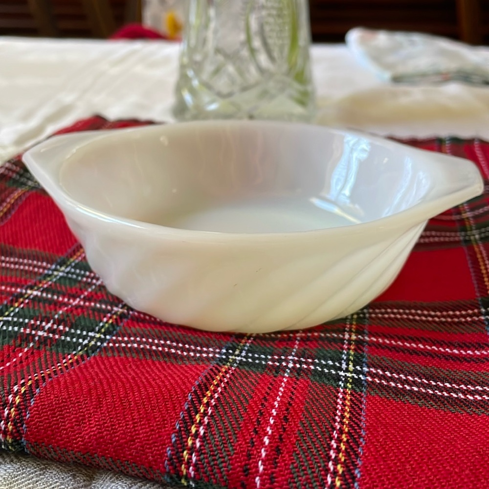 Anchor Hocking Fire King white Milk Glass swirl design Ovenware Casserole Dish
